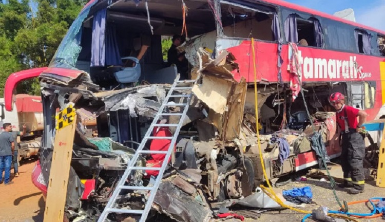 Acidente entre ônibus e carreta deixa 11 mortos na BR-163, em Mato Grosso