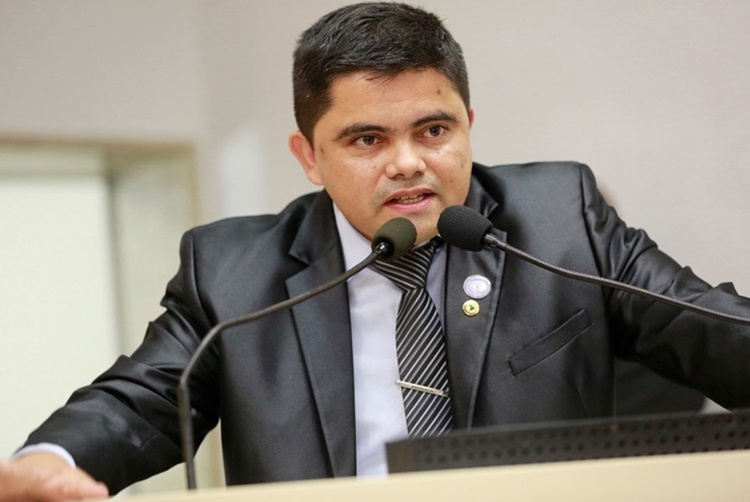 Jesuíno Boabaid toma posse na Assembleia Legislativa, no lugar de Geraldo da Rondônia